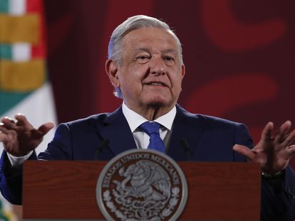 El presidente de México, Andrés Manuel López Obrador, habla durante una de sus conferencias de prensa matutinas en el Palacio Nacional, en Ciudad de México.