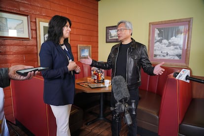 Kelli Valade, Consejera Delegada de Denny's, y Jensen Huang, Consejero Delegado y cofundador de Nvidia, en el restaurante Denny's de San José, California, en septiembre de 2023.