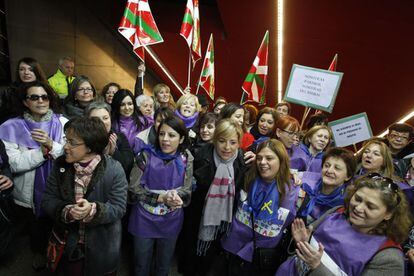 Un grupo de mujeres de "El Tren de la Libertad" posan con Elena Valenciano en la estación de Atocha de Madrid.