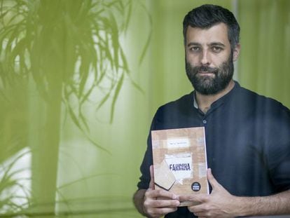 Nacho Carretero, con un ejemplar de la edición en portugués de 'Farinha'.