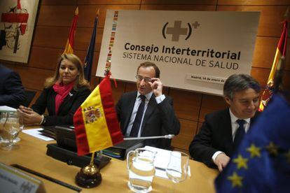 El ministro de Sanidad, Alfonso Alonso, en el centro, presidiendo por primera vez la reuni&oacute;n del Consejo Interterritorial de Salud.