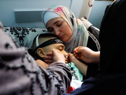 Una mujer palestina abrazaba este martes a su hijo de 14 años, muerto por un ataque israelí, durante su funeral en Tubas, en Cisjordania.