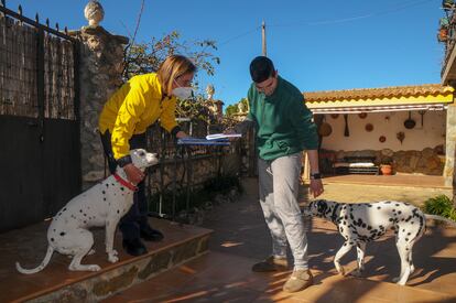 Mari Carmen Ávila, la cartera rural que sustituye a los bancos en un pueblo de mil habitantes