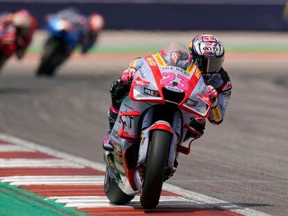 Enea Bastianini durante la carrera de MotoGP del Gran Premio de las Américas disputado en el circuito de Austin.