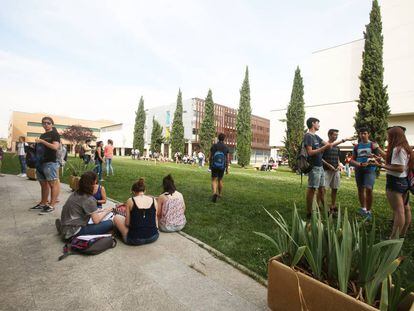 Alumnos en el campus de la Universidad de Valladolid.