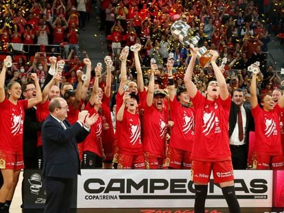 Las jugadoras del Casademont Zaragoza celebran su victoria en la final de la Copa de la Reina tras derrotar en la final al Perfumerías Avenida.