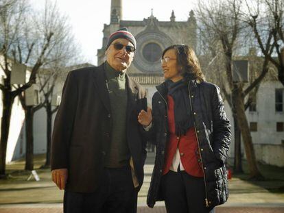El artista Luis Gordillo y la consejera Rosa Aguilar, en el CAAC, en Sevilla.