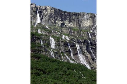 Noruega atesora algunos de los saltos de agua más vertiginosos de Europa. El de Vinnufossen no es el más turístico y quizá tampoco el más espectacular, pero nadie puede quitarle el honor de ser el más alto de todo el continente, con sus 860 metros de caída. Forma parte del río Vinnu, que desciende de la montaña Vinnufjellet, alimentándose del glaciar Vinnufonna.
