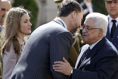 El príncipe Felipe se despide de Mahmud Abbas en presencia de doña Letizia.