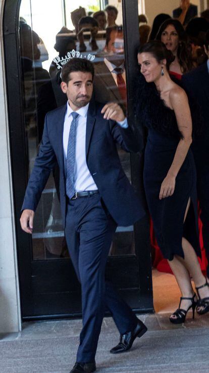 El tenista Marc López, invitado a la boda de Rafa Nadal y Mery Perelló, sale del hotel donde está alojado en Pollença (Mallorca) para dirigirse a Sa Fortalesa, el lugar elegido para el enlace matrimonial.