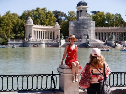 Una turista se fotografía en el parque del Retiro de Madrid.