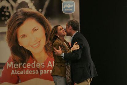 María Dolores de Cospedal y Francisco Camps, el pasado día 30 en Elche.