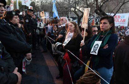 Una multitud esper&oacute; frente a los tribunales de Mendoza la condena a cuatro jueces de la dictadura militar argentina.