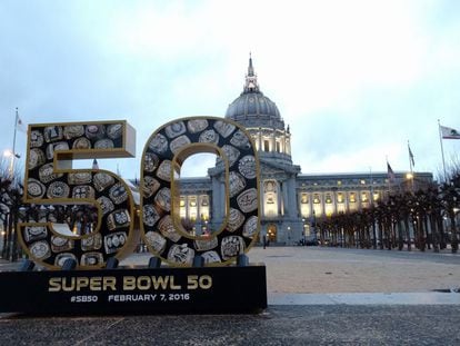 Cartel conmemorativo de la 50 Super Bowl en el Ayuntamiento de San Francisco.