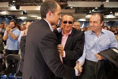 Francisco Camps saluda a Carlos Fabra y a Joaquín Ripoll en un mitin del PP en 2007.