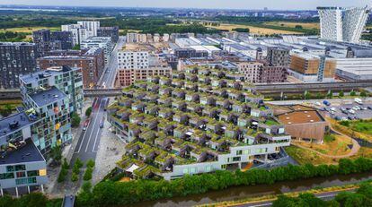 <p>Copenhague ha intercambiado el puesto con Ginebra, que hasta ahora ocupaba el octavo lugar en el <em>ranking</em> de ciudades con mejor calidad de vida. Dentro de las 10 a la cabeza, sin embargo, los desplazamientos hacia arriba o hacia abajo en el listado no implican grandes cambios en la calidad de vida en las ciudades. Si la capital danesa se encuentra tan arriba es, además de por su economía fuerte, sus servicios educativos y su seguridad, por sus políticas ambientales, los planes urbanísticos que dan prioridad a los ciclistas y los peatones, un notable servicio de transporte público y la creciente actividad en las calles, con especial foco en la cultura, la gastronomía y crear comunidad.</p>