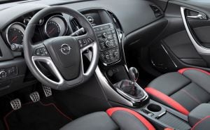 El interior del nuevo Astra refuerza su estilo deportivo con los detalles en rojo.