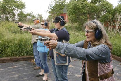 Una familia practica como manejar un arma en Grand Rapids (Michigan).