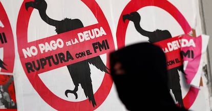 Carteles contra el FMI en Buenos Aires (Argentina).