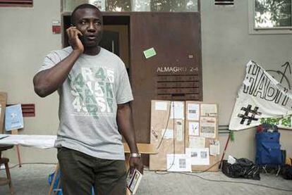 Emmanuel Osaro Otuomagie, nigeriano de 36 años y afectado por un desahucio, es uno de los nuevos inquilinos del inmueble ocupado en Barcelona.