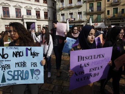 Compañeras de instituto de la joven asesinada se concentran frente al Ayuntamiento de Reus.