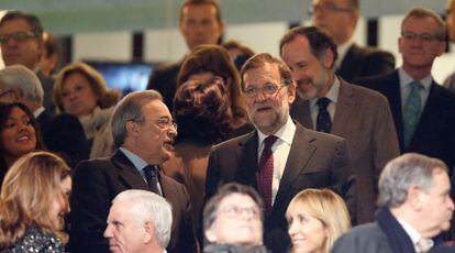 Florentino Pérez con Mariano Rajoy en el palco del Bernabéu.