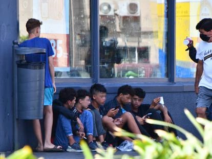 Menores marroquíes en el puerto de Ceuta, desde donde esperan llegar a la Península, en una imagen del 22 de septiembre.