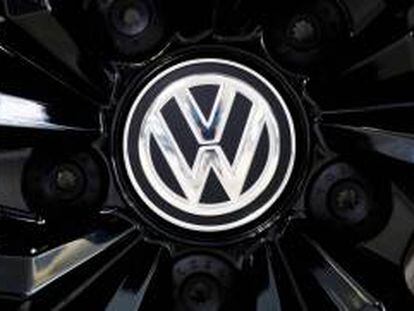 Logotipo de Volkswagen en una llanta.