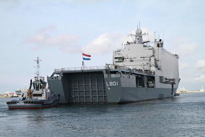 El Buque marinero holandés Hr. Ms. Johan de Witt abandona el puerto de Den Helder en Holanda, el 17 de octubre de 2018, para participar en el ejercicio de la OTAN "Trident Juncture 2018" en Noruega.