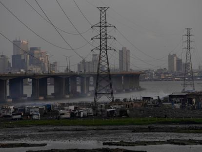 Una línea de alta tensión, en Lagos (Nigeria).