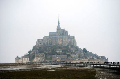 Vista del Monte Saint-Michel, declarado patrimonio de la Humanidad de la Unesco, durante la bajamar.