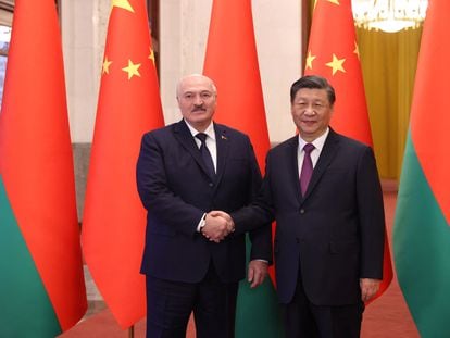 El presidente bielorruso, Aleksandr Lukashenko (izquierda) durante el encuentro con su homólogo chino, Xi Jinping, este miércoles en Pekín.