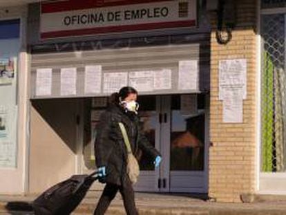 Una mujer pasa ante una oficina de empleo en Madrid.