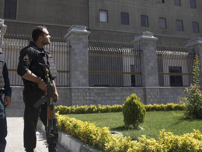 Polic&iacute;as iran&iacute;es custodian la entrada al Parlamento despu&eacute;s del ataque de este mi&eacute;rcoles.