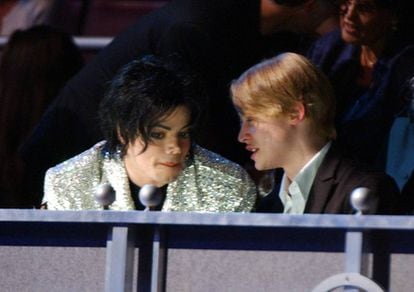 Michael Jackson y Macaulay Culkin en el Madison Square Garden de Nueva York en 2001. El actor testificó en un juicio contra el cantante por abusos sexuales a un menor y negó haber sufrido tocamientos inapropiados.