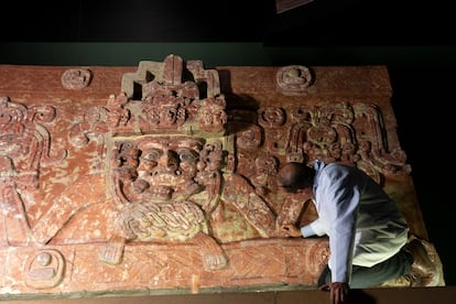 Al momento de su extracción, el relieve fue cubierto con una capa de polímero sintético, telas y yeso y, posteriormente, fue cortado en 48 secciones, las cuales se embalaron en cajas de madera para ser trasladadas a la ciudad de Nueva York, en Estados Unidos