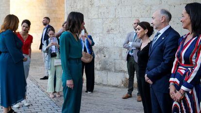 La ministra de Igualdad en funciones, Irene Montero (en el centro), conversa con la presidenta de las Cortes de Aragón, Marta Fernández, tercera por la derecha.