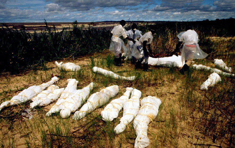 Pescadores ugandeses amontonan cadáveres en el pueblo de Kasensero, el 20 de mayo de 1994.
