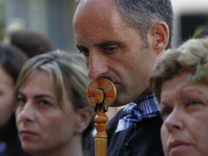 Milagrosa Mart&iacute;nez, a la derecha, junto al expresidente Camps d&iacute;as despu&eacute;s de que estallara el caso G&uuml;rtel.