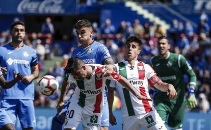 Santos pugna con Arambarri.