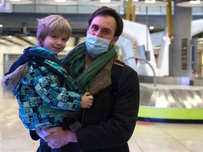 Gorka Barrigón y su hijo, dos de los evacuados de Ucrania, a su llegada a Madrid, este lunes. En vídeo, los repatriados cuentan cómo ha sido el viaje.