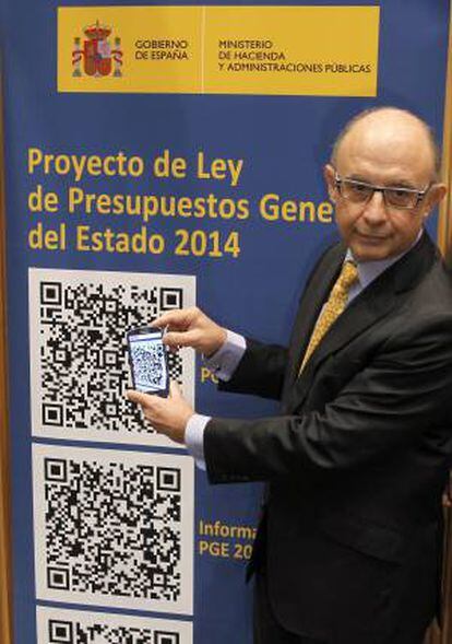 El ministro de Hacienda y Administraciones Públicas, Cristóbal Montoro, durante la conferencia de prensa con motivo de la presentación en el Congreso de los presupuestos generales del Estado de 2014, en la que ha señalado hoy que la estabilidad política cotiza, "y mucho", en los mercados y facilita la recuperación económica de España.