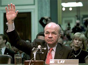 Kenneth Lay declara ante el comité del Senado que investiga el <b></b><i>caso Enron,</i> el pasado mes de febrero.