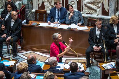 La primera ministra francesa, Élisabeth Borne, interviene durante la sesión de control al Gobierno en la Asamblea francesa, el 2 de agosto.