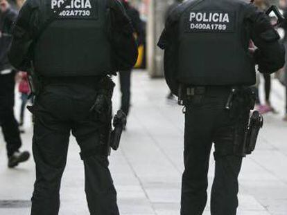 Dos mossos d'esquadra.