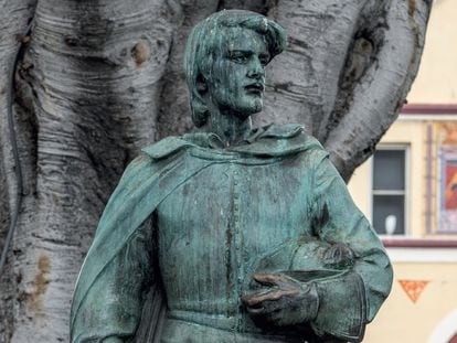 La estatua de Felipe de Neve en Placita de Olvera, en el centro de Los Ángeles.