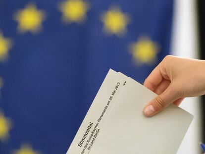 Un ciudadano deposita su voto en Berlin, Alemania, este domingo donde se celebran elecciones al Parlamento Europeo