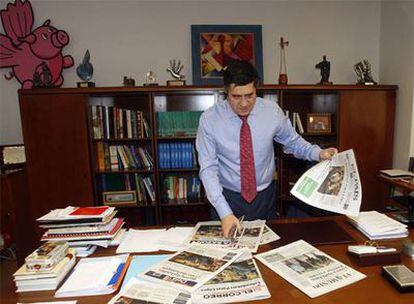 El <i>lehendakari</i>, Patxi López, en su despacho del PSE, ayer por la mañana.