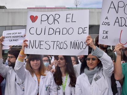 Médicos, enfermeros, técnicos y residentes protestan frente al Hospital La Paz por el regreso del jefe de la UCI pediátrica, acusado de acoso laboral, el 17 de enero de 2023.