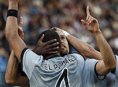 Felipe Melo felicita a Amauri tras su gol.